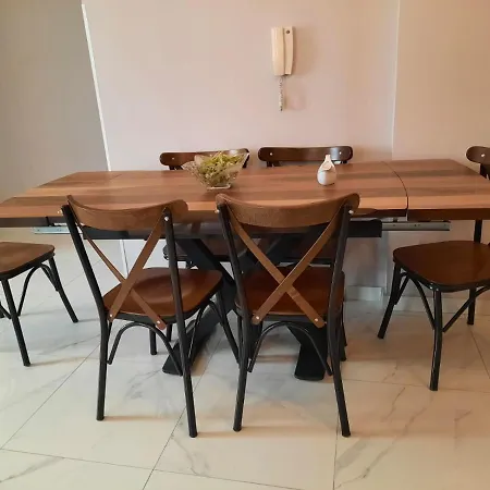 Arlis House غوليم
