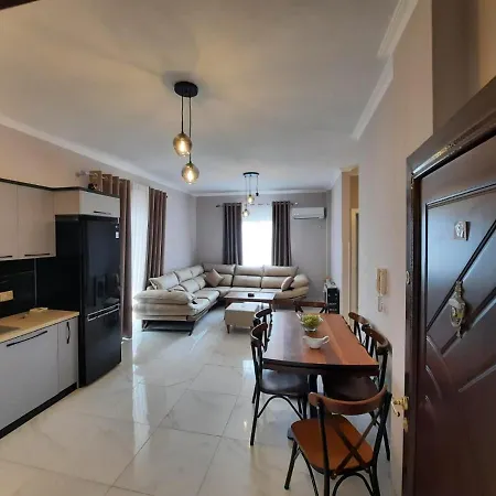 Arlis House غوليم
